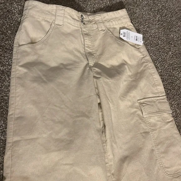 Time and Tru Women's Wide Leg Corduroy Cargo Pants, 30" Inseam, 8 natural tan - Picture 7 of 10